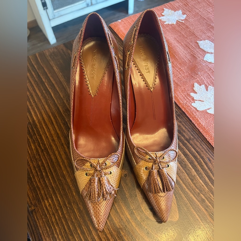 VTG Nine West Brown Tan Textured Pointed-Toe Tassel Heels - Picture 2 of 6